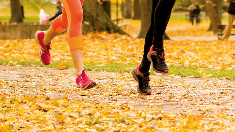 Coureur dans un parc aux couleurs d'automne